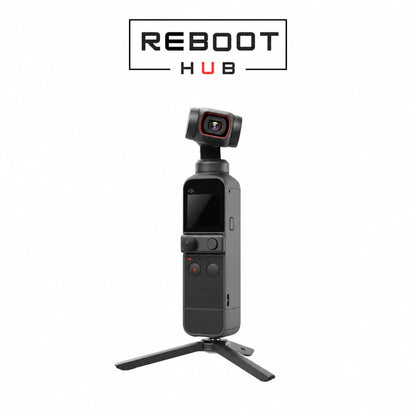 DJI Pocket 2 z czarnym ekranem, uchwytem i mini statywem; przykład konfiguracji akcesoriów. Statyw i uchwyt nie są dołączone do Sama kamera.